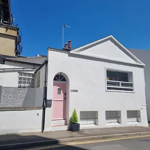 Quirky Seaside Family Walk To The Waves! Brighton
